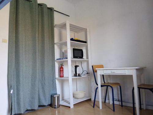 Televízia a/alebo spoločenská miestnosť v ubytovaní Le petit escargot