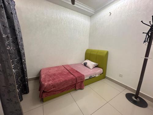 ein kleines Zimmer mit einem kleinen Bett darin in der Unterkunft Aqilla Homestay in Kuala Selangor