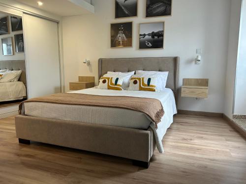 - une chambre avec un grand lit dans l'établissement Casa da Barca, à Vila Nova de Foz Coa