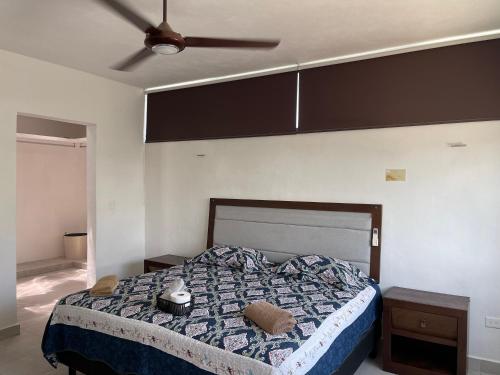 - une chambre avec un lit et un ventilateur de plafond dans l'établissement Villas Miland - San Benito Beach, à San Benito