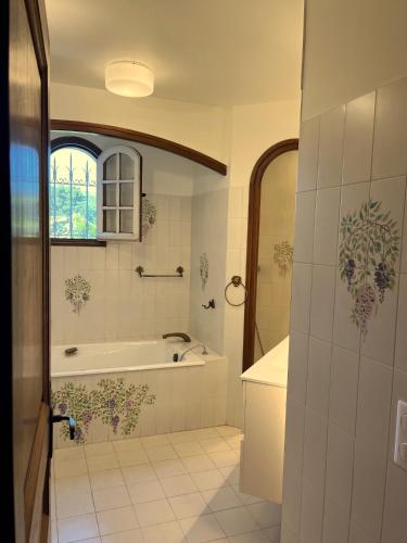 une salle de bain avec une baignoire et un lavabo dans l'établissement Villa Grand Cèdre, à Marseille