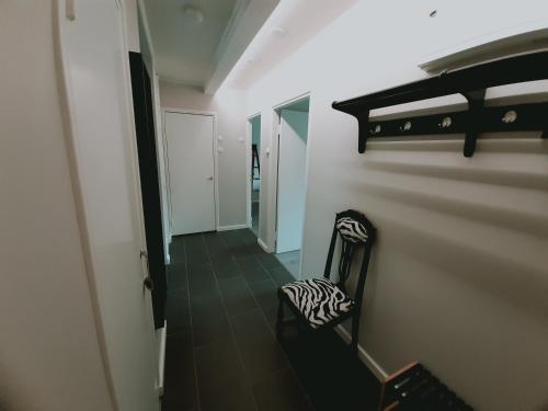 einen Flur mit einem Zebradruckstuhl in einem Zimmer in der Unterkunft Kaski, three-room condo in a prime location, free parking in Tampere