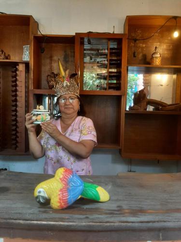 Una mujer con una corona en la cabeza y un pájaro en CASA DE CAMPO EL AMAZONICO, en Tingo María