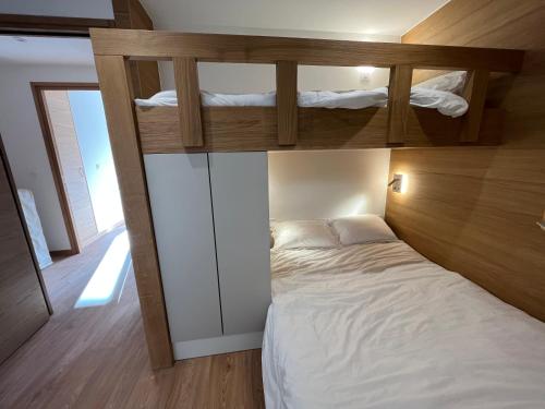 Ένα ή περισσότερα κρεβάτια σε δωμάτιο στο Renovated 6-8 pers Luxury Chalet in Meribel Centre 85m2 3BR 3BA with Mountain View and boots heater !