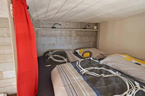 ein kleines Schlafzimmer mit 2 Betten und 2 Leuchten in der Unterkunft Joli studio & Belle Vue + wifi in Villard-de-Lans