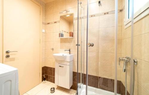uma casa de banho com um chuveiro, um WC e um lavatório. em Faeax Guesthouse em Línia