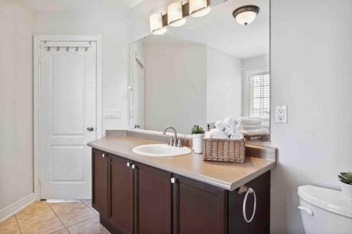 W łazience znajduje się umywalka i lustro. w obiekcie The cozy corner House in the Richmond Hill w mieście Richmond Hill
