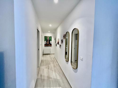 um corredor com paredes brancas e espelhos em "Luxe Residence" Marsa avec Parking em Tunes
