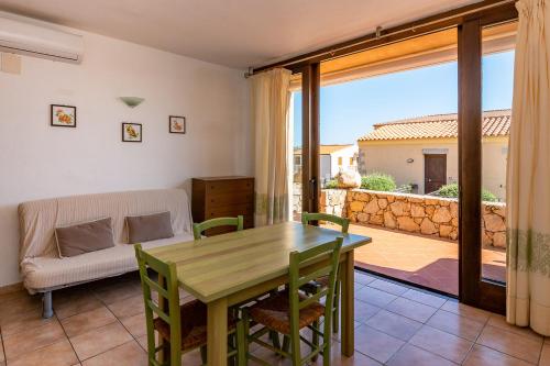 uma sala de estar com uma mesa e um sofá em Casa Faedda Residence Weber em La Maddalena