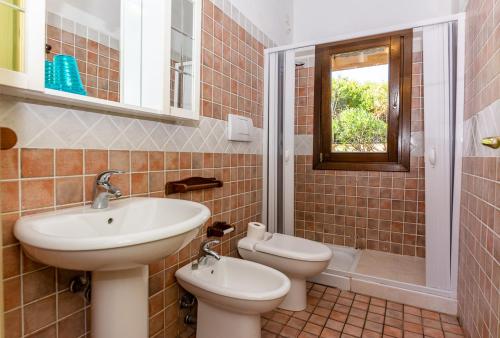 łazienka z umywalką i toaletą w obiekcie Casa Faedda Residence Weber w mieście La Maddalena