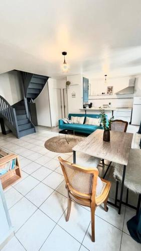 un salon avec une table et un canapé dans l'établissement L'Echapée SENSée : Duplex Centre 500m Cathédrale, à Sens