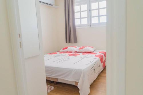 Cama pequeña en habitación con ventana en Location saisonnière bel appartement en Les Trois-Îlets