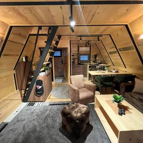 una sala de estar con una escalera en una casa en Apartman Durtanoski, en Belgrado