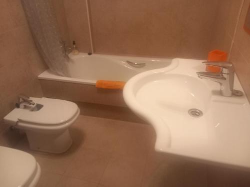 een badkamer met een witte wastafel en een toilet bij Chalet El Dorado Playa in Cambrils