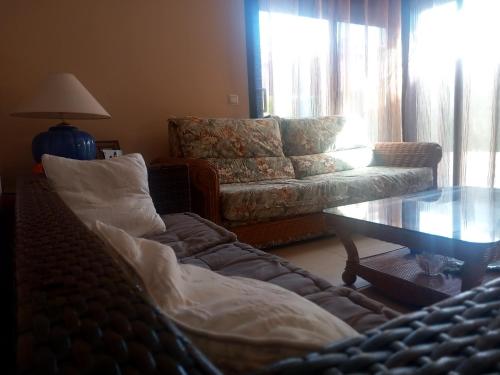 een woonkamer met een bank en een salontafel bij Chalet El Dorado Playa in Cambrils