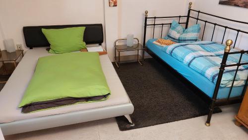 希察克的住宿－Ferienhaus Kunterbunt II，一间卧室配有一张带绿毯的床