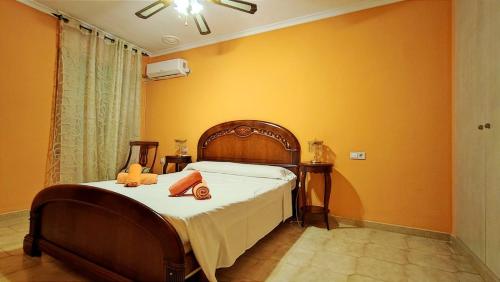 1 dormitorio con 1 cama grande y paredes de color naranja en La Bohemia Casco Antiguo, en Calpe