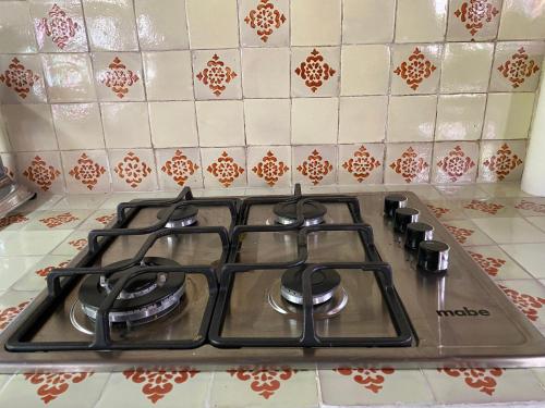 a stove top with four burners in a kitchen at Linda Villa al lado del Club de Tenis in Cuernavaca