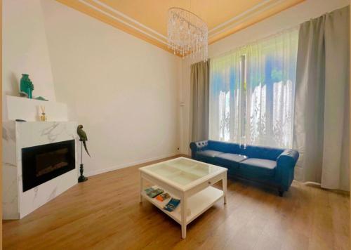 ラパッロにあるHotel Villa Marosaのリビングルーム(青いソファ、暖炉付)