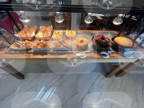 una vetrina piena di diversi tipi di prodotti da forno di Flat Perfeito Flat Amarilis em Riviera São Lourenço com café da manhã e enxoval completo toalhas praia e piscina com trocas a Riviera de São Lourenço