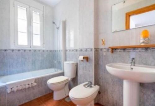 a bathroom with a toilet and a sink and a tub at Apartamento en las salinas de Cabo de Gata in El Pozo del Cabo