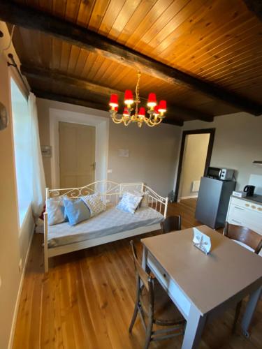 Cascina Vica Biella في Andorno Micca: غرفة معيشة مع سرير وطاولة