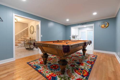 Φωτογραφία από το άλμπουμ του NEW! Modern Luxury w/ Pool Table 3BR/5BD Sleeps 10 σε Decatur