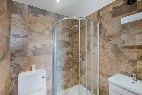 a bathroom with a shower and a sink at Wallace's Rest in Stirling