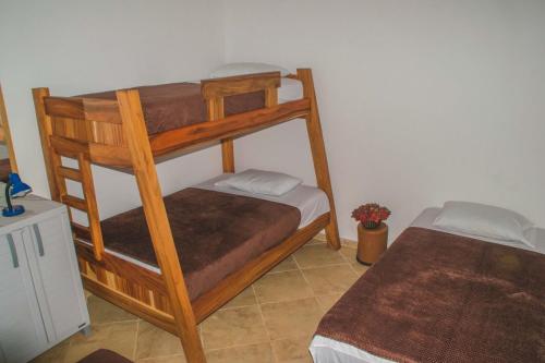 Etagenbett in einem Zimmer mit in der Unterkunft Selvatica EcoHostal in San Carlos