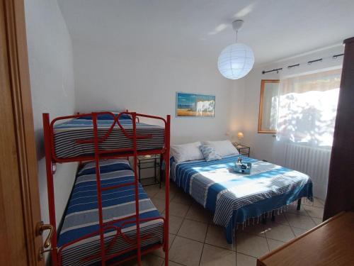 a room with two bunk beds and a bed at Appartamento nel parco in Marciana