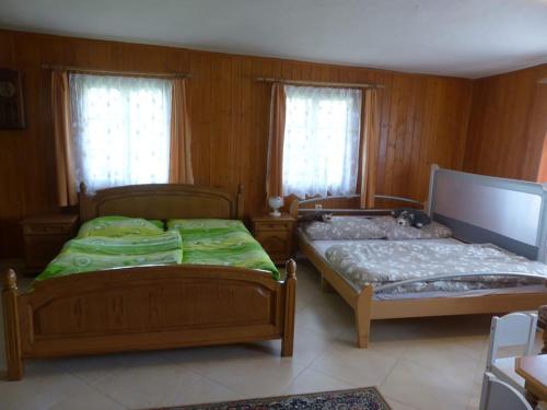 Säng eller sängar i ett rum på Šumavská chalupa