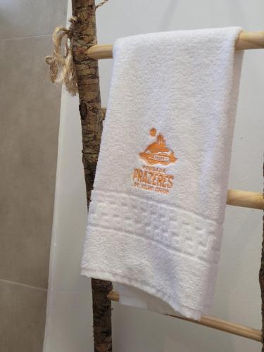 a towel hanging on a tree in a bathroom at Pousada Prazeres do Velho Chico in Belo Monte
