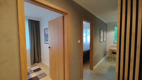 um corredor com uma porta que leva a um quarto em Mieszkanie Centrum em Zakopane