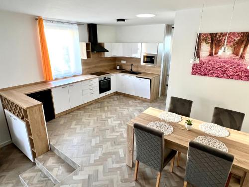 Una cocina o zona de cocina en Apartmány Lucia