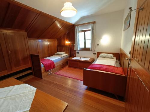una piccola camera con due letti e una finestra di Gosthof Kastelruth a Castelrotto