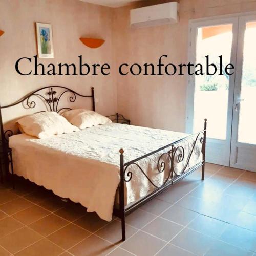 une chambre avec un lit avec une couette blanche dans l'établissement l'aVentoux're, à Caromb