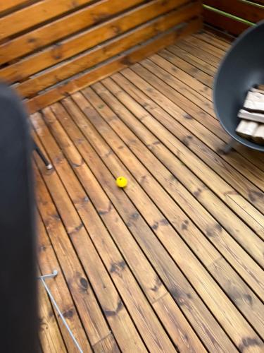 una pelota de tenis amarilla en una terraza de madera en Kirjuvekkir8a en Hafnarfjördur