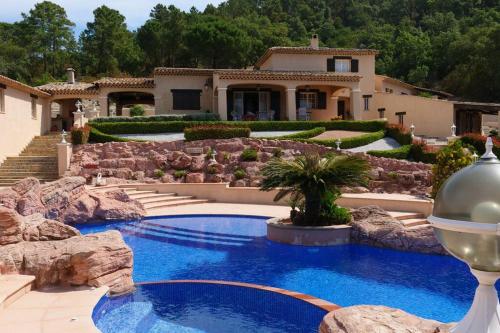 une maison avec une piscine en face d'une cour dans l'établissement Propriété pour vous seul, vos amis et famille, au Muy