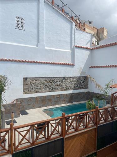 una piscina al centro di un edificio di La Villa del Sastre a Vélez-Málaga