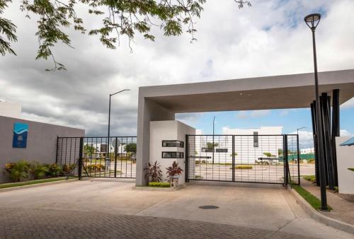 una puerta abierta en un edificio con aparcamiento en Casa a 10 Minutos de la Playa en Nuevo Vallarta Para Máximo 8 Personas, en Mezcales