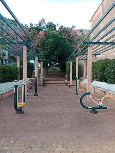 a group of empty benches in front of a building at La Milotxa in Adsubia