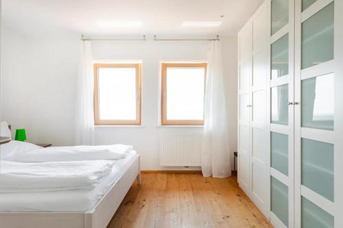Una cama o camas en una habitación de Schilcher-Residenz