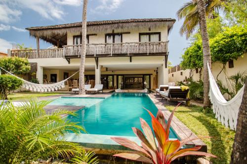 - une vue sur l'extérieur d'une maison avec une piscine dans l'établissement Casa Elea, à Jericoacoara