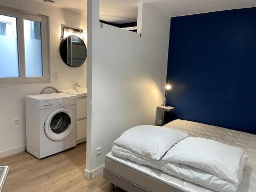 1 dormitorio con lavadora y pared azul en VILLA GABY~ 2 pers ~ Hypercentre, en Pau