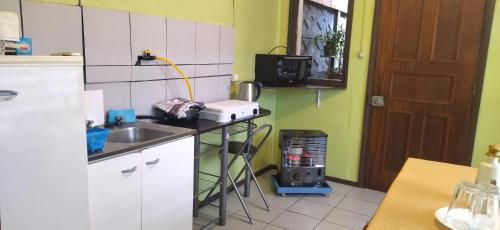 cocina con fregadero y encimera en Depto interior independiente, en Temuco