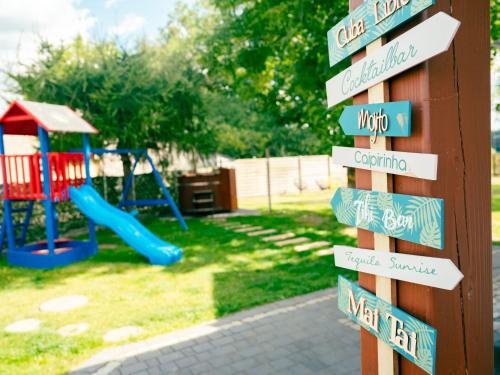 Fotografie z fotogalerie ubytování Holiday home with private sauna, jacuzzi and pool v destinaci Częstkowo