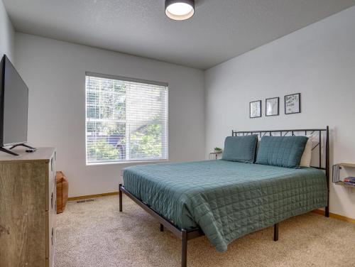a bedroom with a bed and a window at Twinberry Retreat - Meredith Lodging in Welches