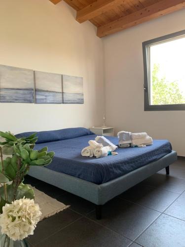a bedroom with a bed with towels on it at Villa Aloe in Menfi