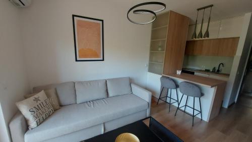 a living room with a couch and a kitchen at Studio apartman Iskra, self check IN-OUT in Županja