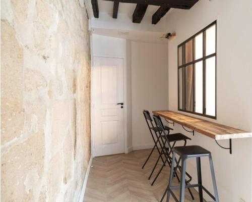 une pièce avec une table et deux chaises et une fenêtre dans l'établissement Apartment lyonnais center of paris, à Paris